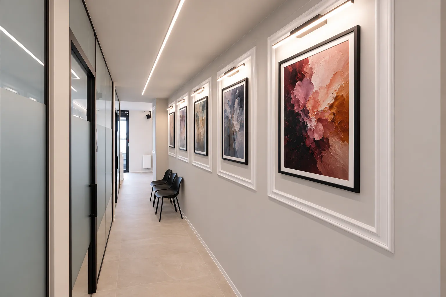 Le couloir de NovaCare Dental, bordé de tableaux éclairés et de cloisons vitrées.