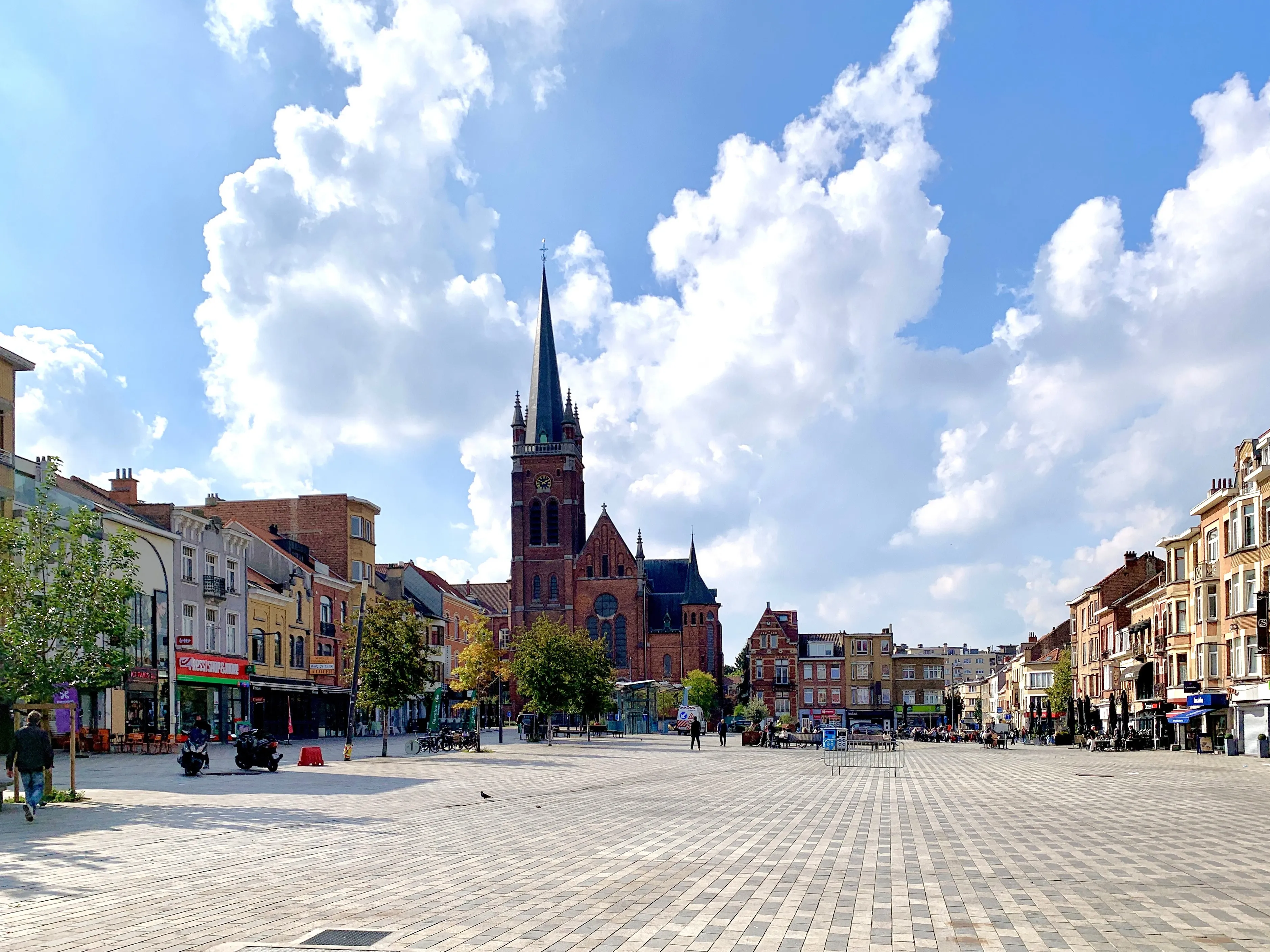 Les façades et le clocher de la place du Miroir à Jette.